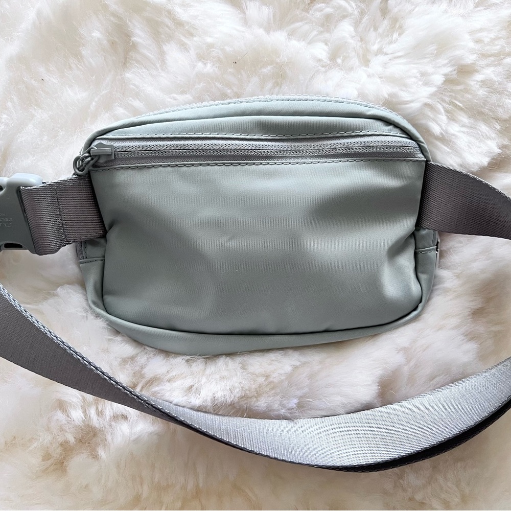 💗 NWOT Lululemon Everywhere Belt Bag - Silver Drop 💗 - Picture 2 of 6